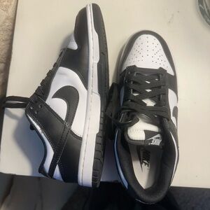 Nike Men's Black and White Low-Top Sneakers